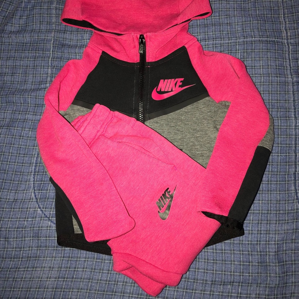 PRE OWN NIKE TECH SUIT SIZE 2T KIDS
